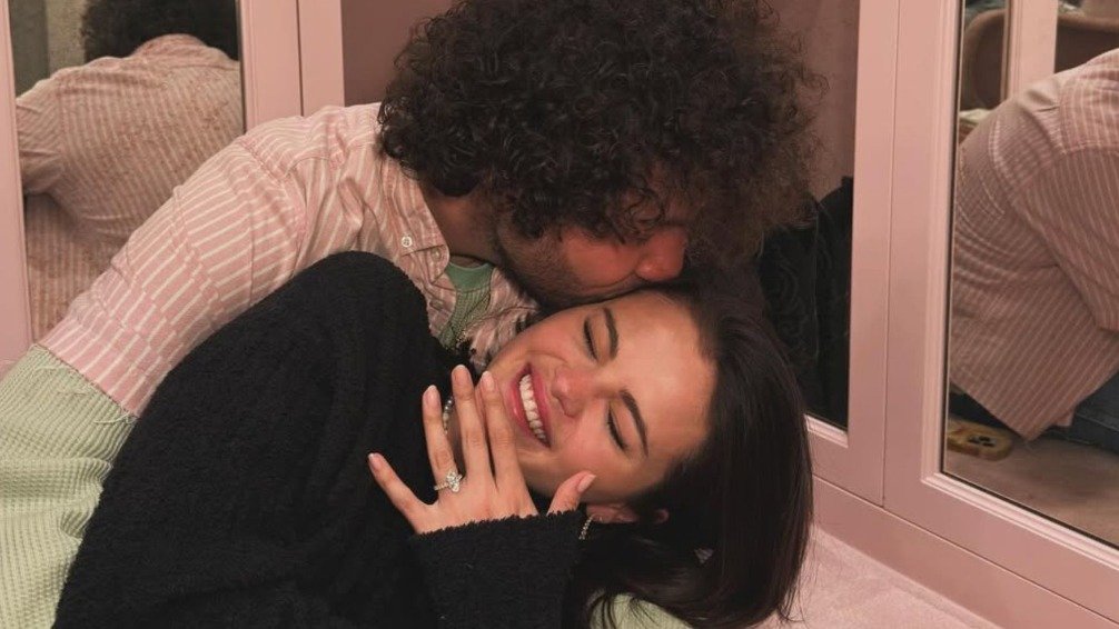 Selena Gomez y Benny Blanco Revelan su Compromiso en un Tierno Anuncio
